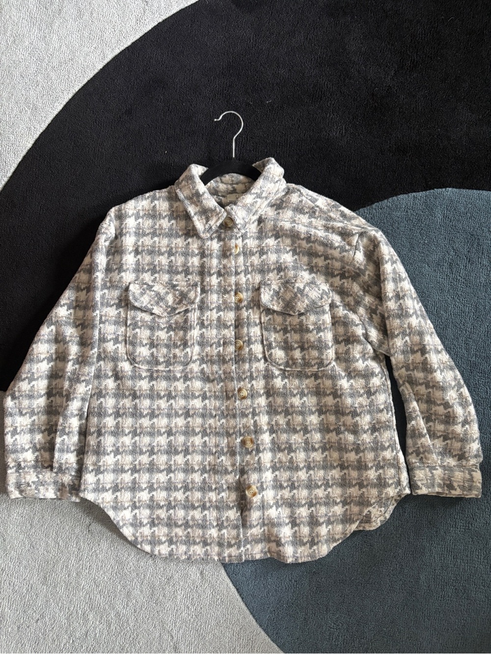 Houndstooth Flannel Button-Up Jacket in Gray and Cream